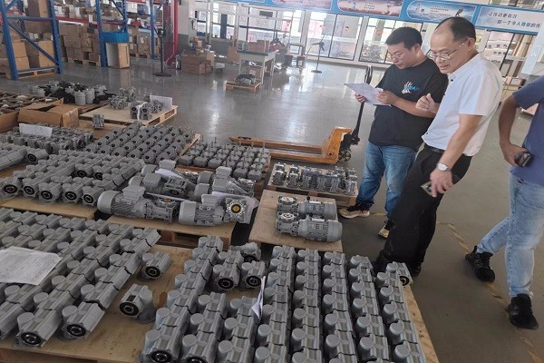 無錫某意大利外資公司來艾思捷工廠驗貨定制的蝸輪蝸桿減速機(jī).jpg